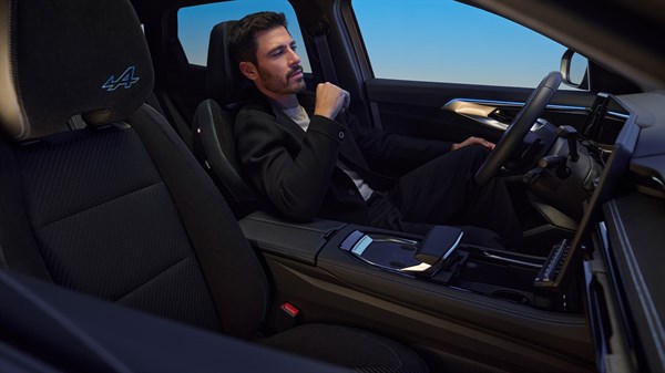 steering wheel and screens of renault austal