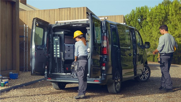 two people putting their tools inside the renault new trafic