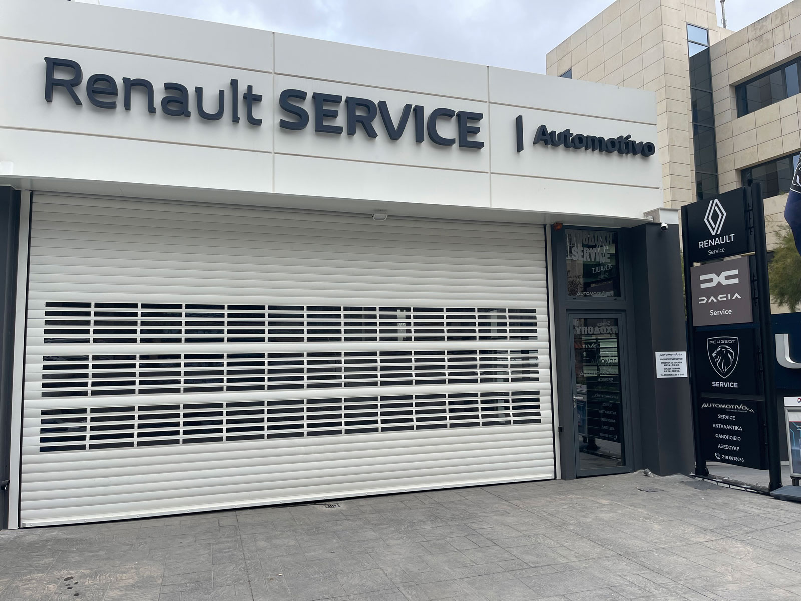 Our Renault service store in white color